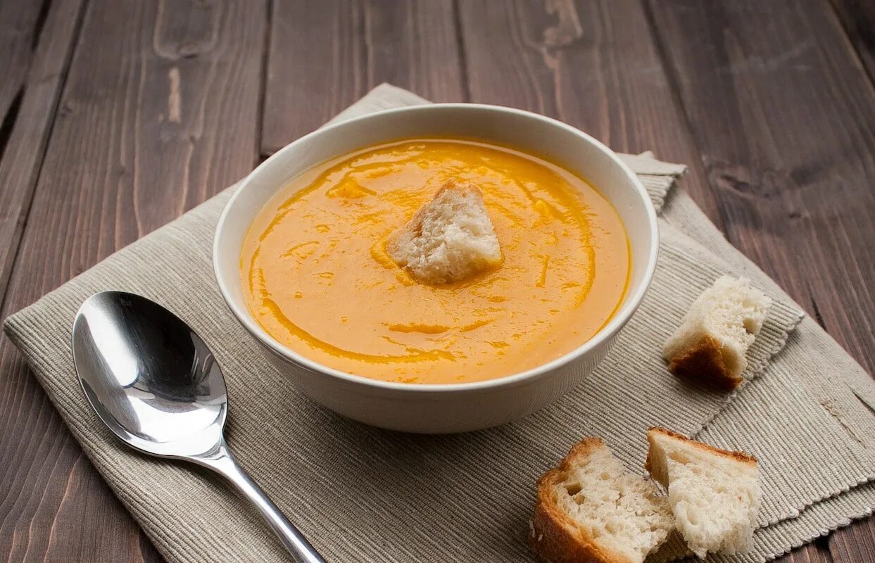 Рецепт супа пюре из тыквы и картофеля. Тыквенно сырный суп. сырный крем-суп с тыквой. тыквенный крем суп с сыром. тыквенный суп-пюре с курицей.