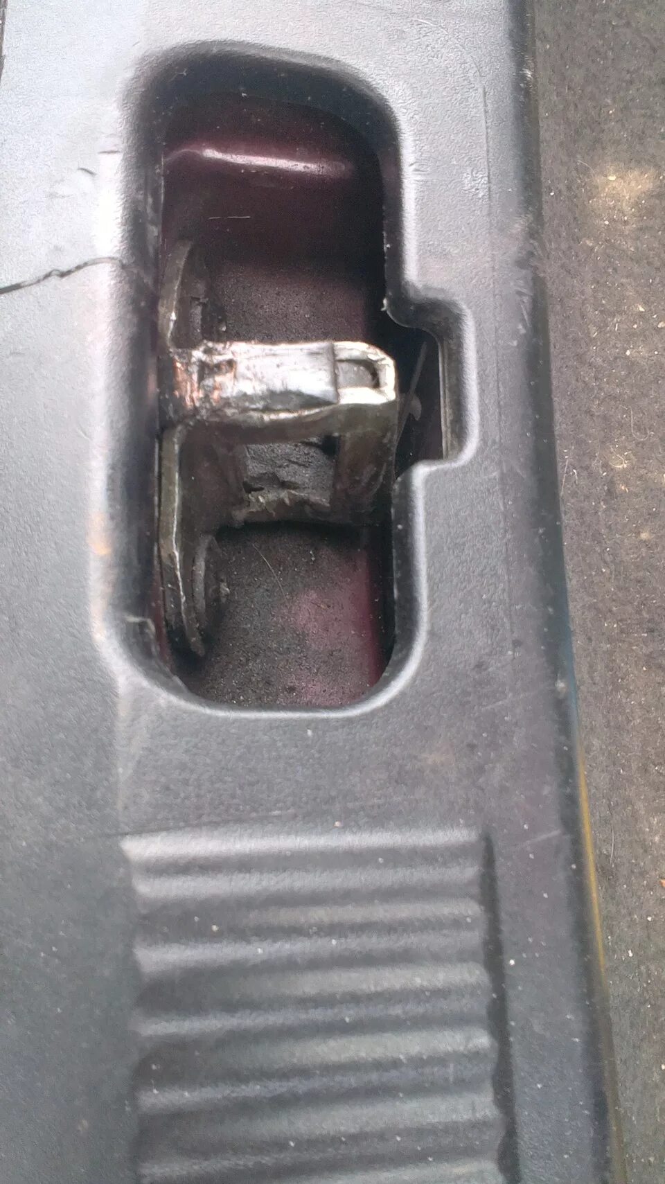 Плохо закрывается крышка. Плохо закрывается крышка. Лючок заливной горловины топливного бака приора. Плохо закрывается крышка. Фольксваген гольф 4 заглушки в багажник.