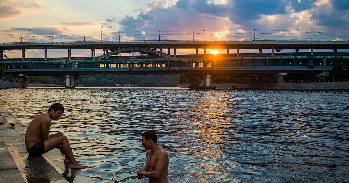 Можно ли купаться в речке. Купание в Москве реке. Купание на набережной Москвы реки. Набережная купаются. Купаются в Москве на набережной.