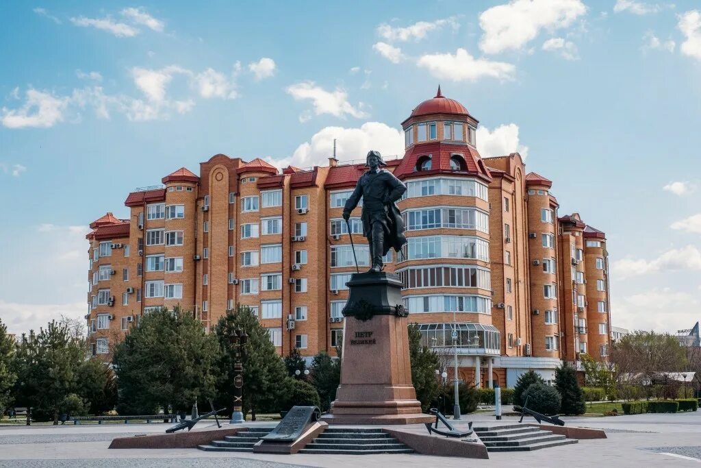 Астрахань есть ли. Памятник петру 1 в астрахани. площадь петра астрахань. площадь петра i в астрахани.