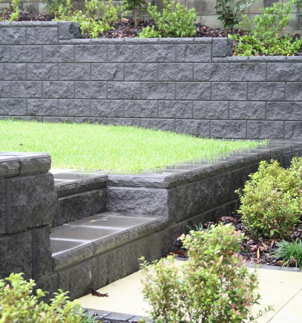 Бетонные подпорные стены. Бетонные блоки для подпорных стен. Террасирование бетонная подпорная стена. Плоский шифер подпорная стенка. Подпорная стенка.