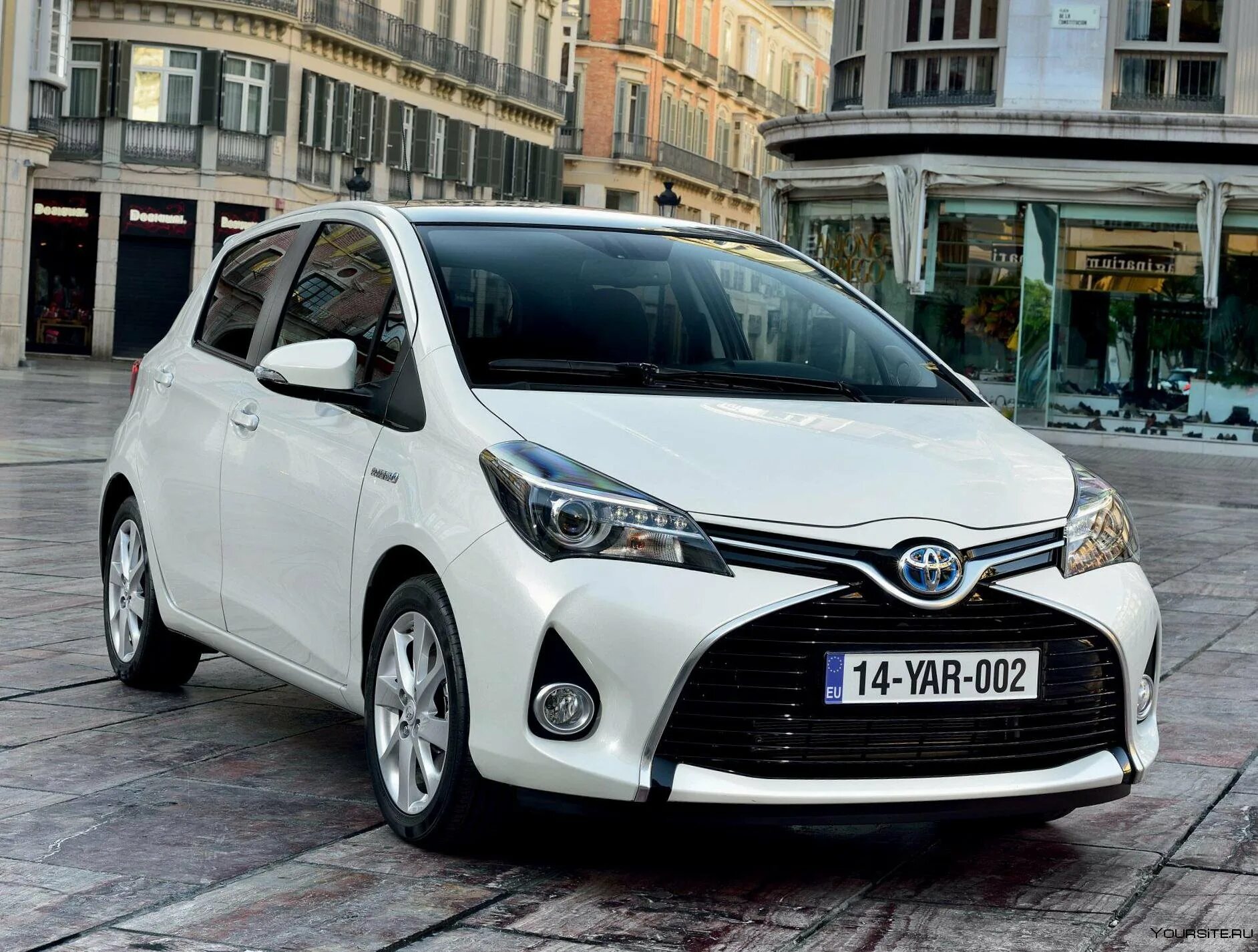 Toyota hybrid. Тойота Ярис гибрид. Toyota Yaris 2015 Hybrid. Toyota Yaris Hybrid Automatic. Тойота Ярис гибрид 1.3.