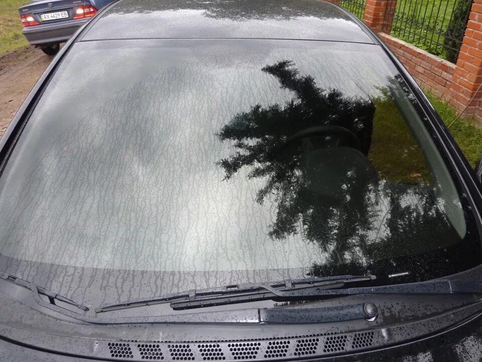 Дождь после замены лобового. Потёки на стекле авто. Подтеки на стекле машины. На лобовое стекло от дождя. Подтеки на лобовом стекле снаружи.
