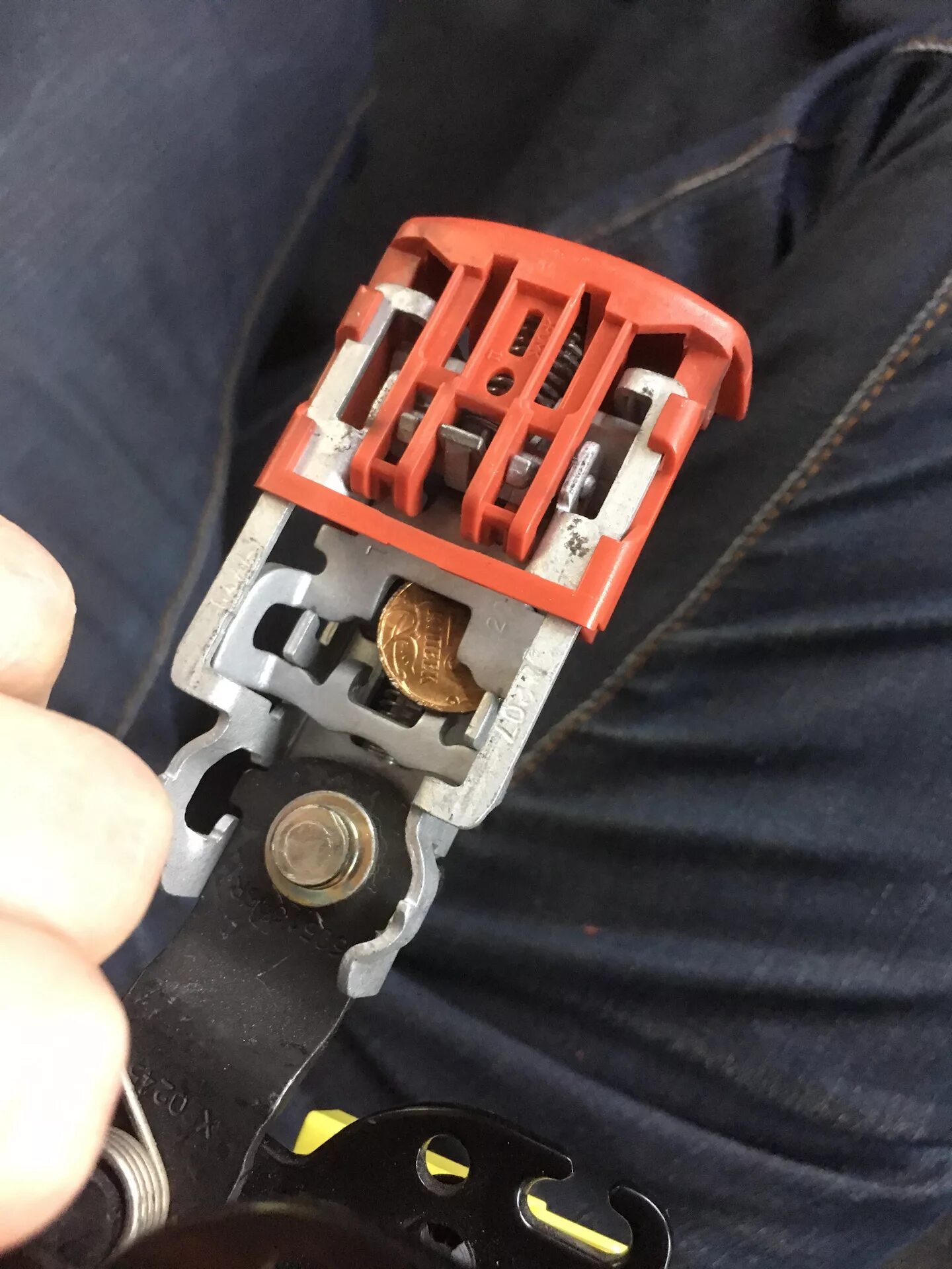 Ремонт замка ремня. Замок ремня безопасности альмера классик. 4974081 форд замок ремня безопасности. Замок ремня каптюр 87 81 776 59r. Ремонт замка ремня.