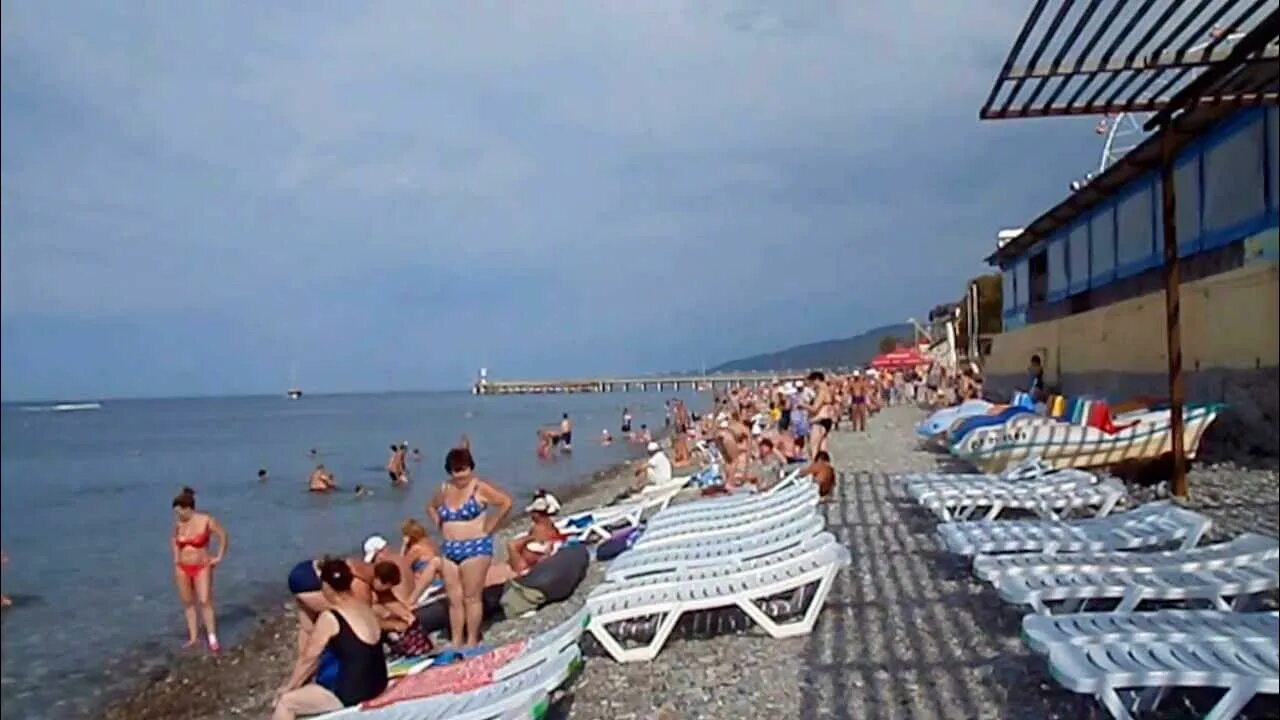 Лазаревское пляж набережная. Пляж салют лазаревское. Пляж лазурный центральный в лазаревском. Морской берег лазаревское. Салют бич лазаревское пляж.