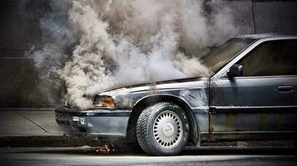 Кипит бензин. Дым из машины. Машина задымилась. Машина дымится. Дым машина.