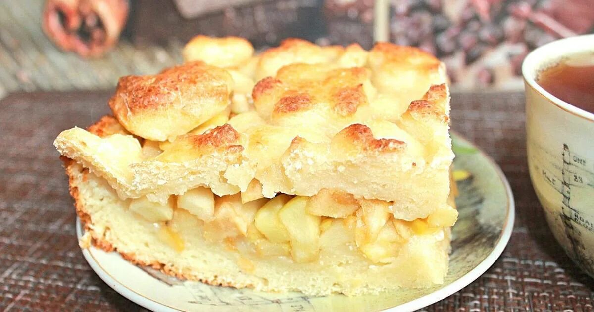 Тесто с творогом быстро. Творожный пирог с яблоками. Яблочный пирог с творогом. Пирог с творогом и яблоками. Пирог с творогом и яблоками в духовке.