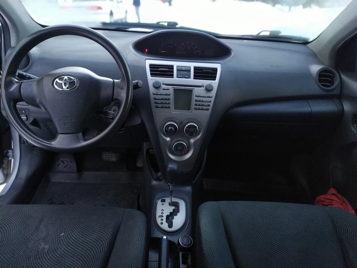 Тойота ярис 2008. Toyota Yaris 2008 салон. Toyota Yaris II 2008 салон. Toyota Yaris 2008 Interior. Тойота Ярис 2008 салон.