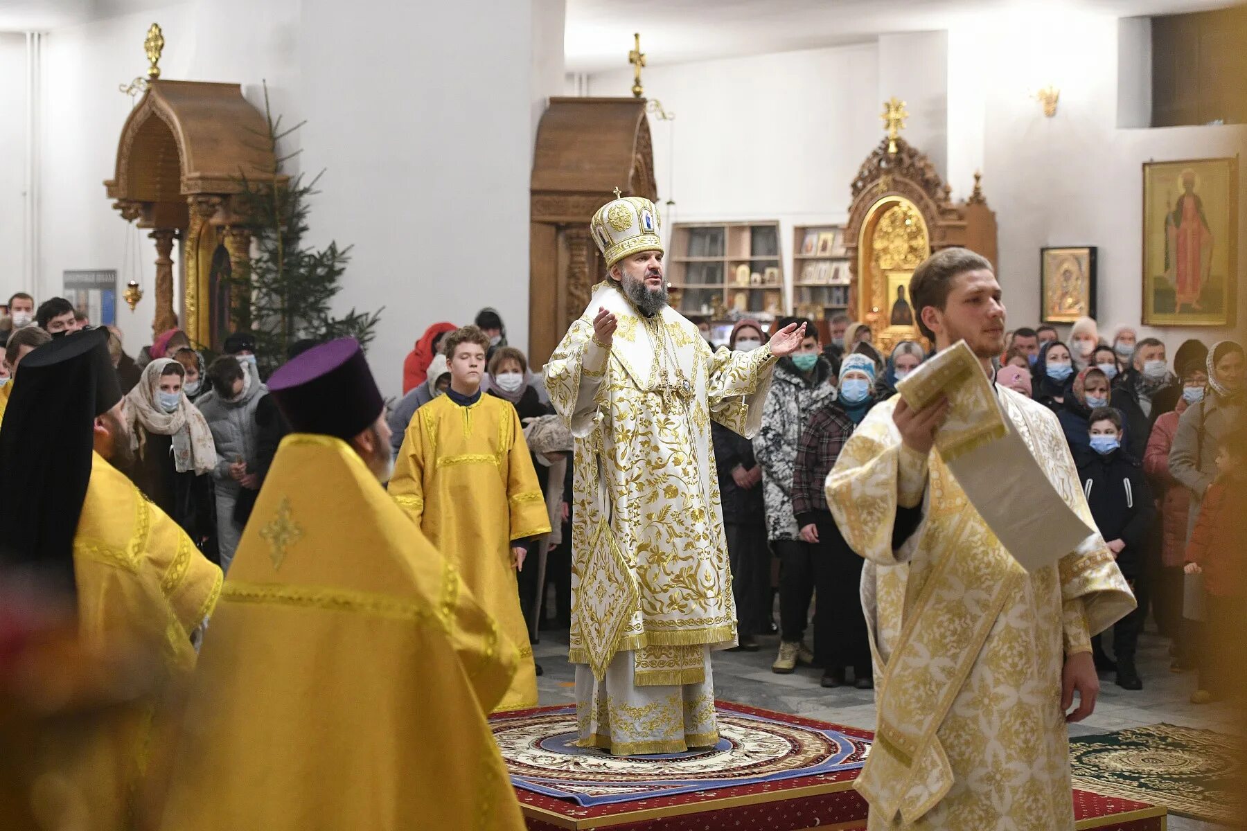 Христорождественский монастырь тверь. Александр душенков тверь священник. Храм в страшевичах. Руденя служба пасхальная ночь. Пасхальная заутреня очередь в храм 2020.