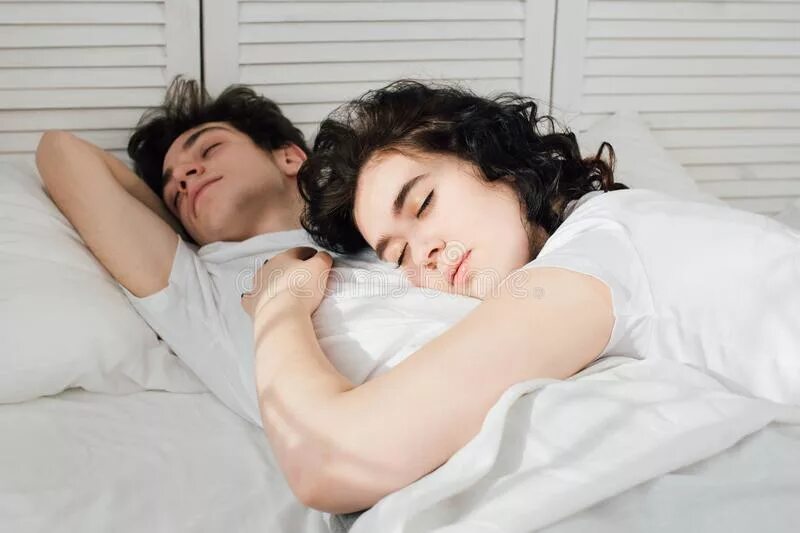 Спят в обнимку втроем. Два парня спят в обнимку. Позы сна для влюбленных. Love sleeping кровать.