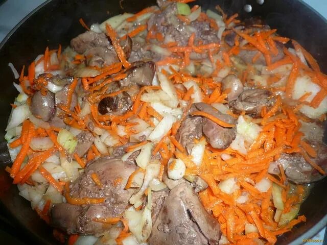 печень с морковью и луком в сметане. печень тушеная в сметане с луком. печенка тушеная с луком и морковью. тушёная печень с луком и морковью в сметане. печень с морковью и луком в сметане.