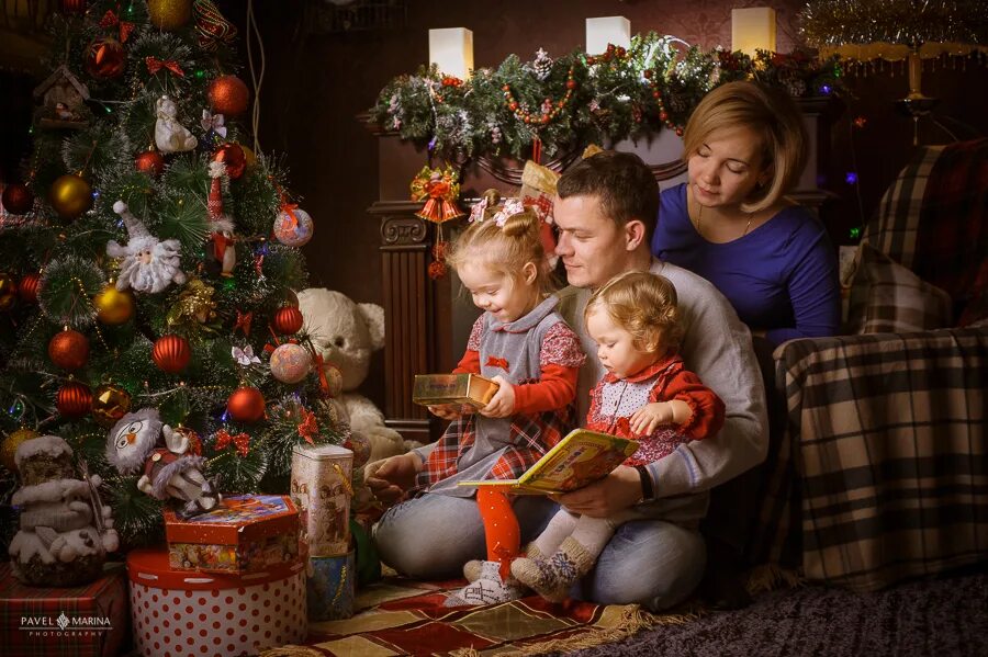 Семья наряжает елку. Стих мама елку нарядила. Отец и дочь наряжают ёлку. Папа елку наряжает стих. Папа под елку читать.