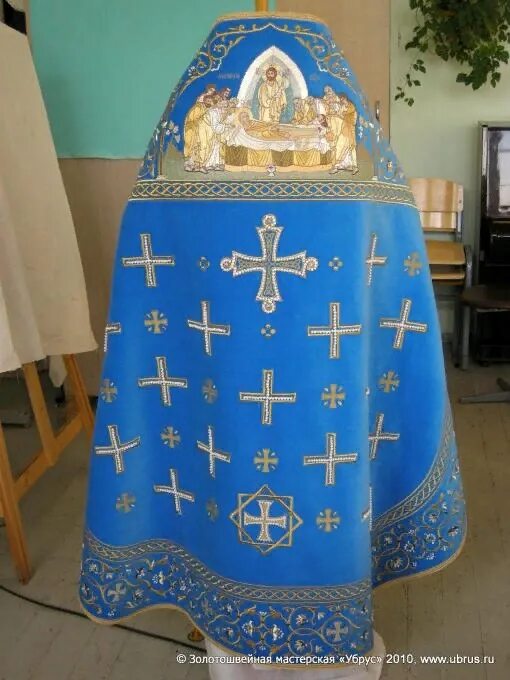 Успение пресвятой богородицы какого цвета облачение. Облачение на успение пресвятой богородицы. облачение священника на успение пресвятой богородицы. убрус золотошвейная мастерская.