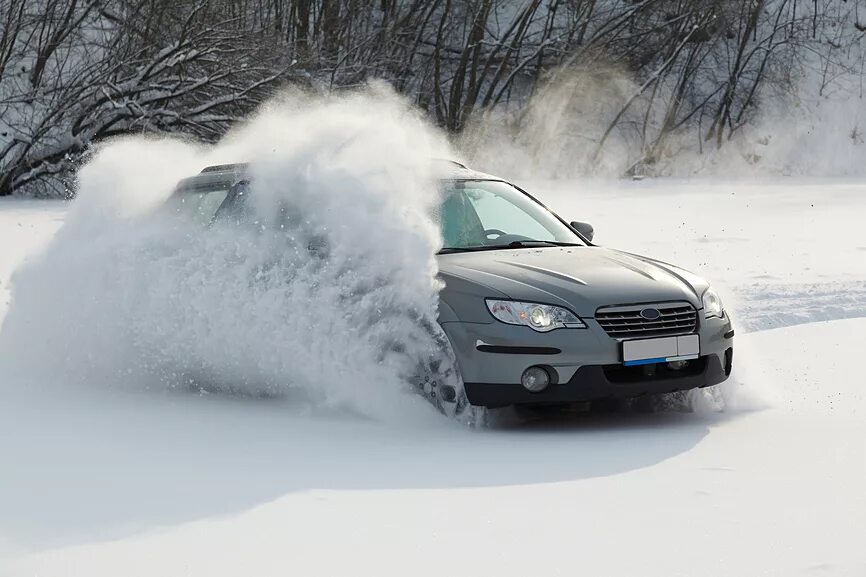 Автомобиль зимой. Занос автомобиля. Машина в снегу. Машина на зимней дороге.