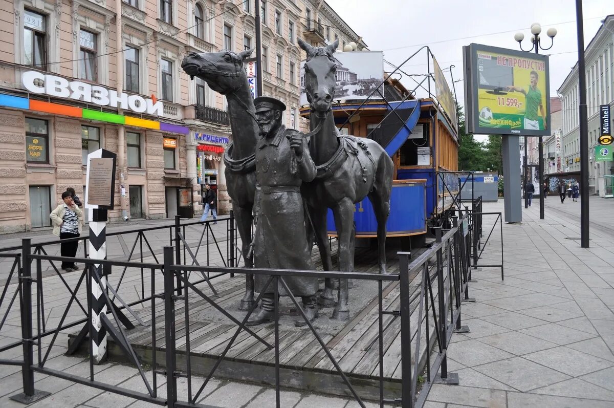 Василеостровская памятник Конке. Памятник Конке в Питере. Памятник Конке возле метро "Василеостровская", СПБ.. Памятник конному трамваю в Санкт-Петербурге.