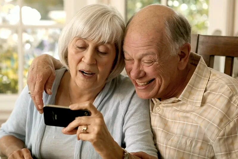 Бабушка говорит деду. Бабушка и дедушка с телефоном. Смартфон для пожилых людей. Бабушка со смартфоном. Старик со смартфоном.
