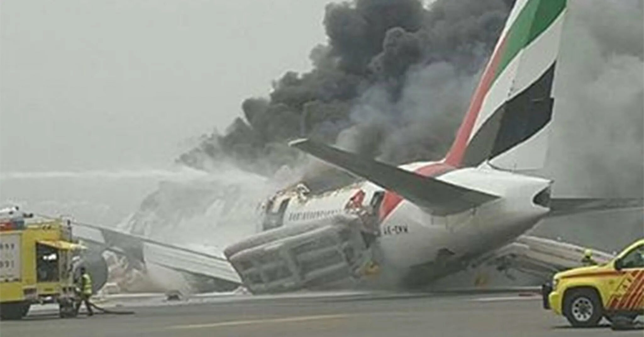 Дубай крушение. Авария Boeing 777 в Дубае. Катастрофа ил 86 в Дубае 2001. 21.09.2001 Дубай посадка. Боинг 777 в аэропорту Дубая.
