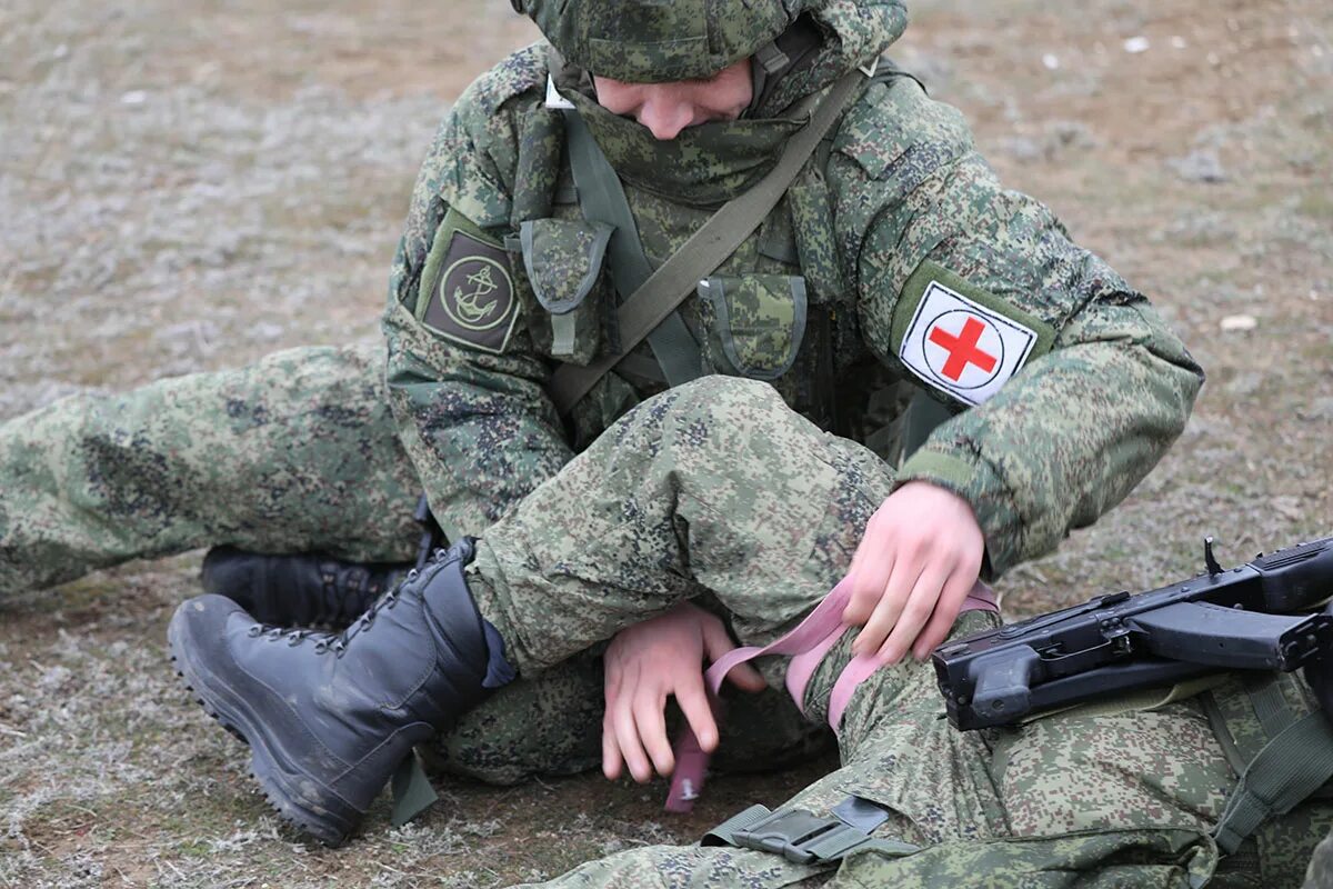 Оказание первой помощи на войне. Военный человек. Российский солдат.