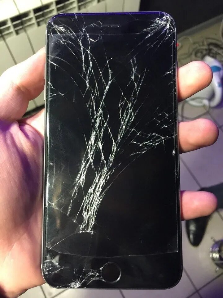 Samsung a30 с разбитым дисплеем. Разбитый телефон самсунг. Разбитый смартфон. Разбитый iphone 6s. Смартфон с разбитым стеклом.