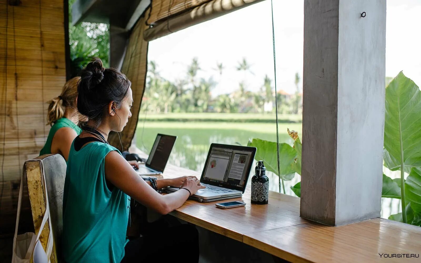 Мужчина в кафе с ноутбуком. Человек с ноутом. Фрилансер на природе. Обучение администраторов. Фон для ноутбука.