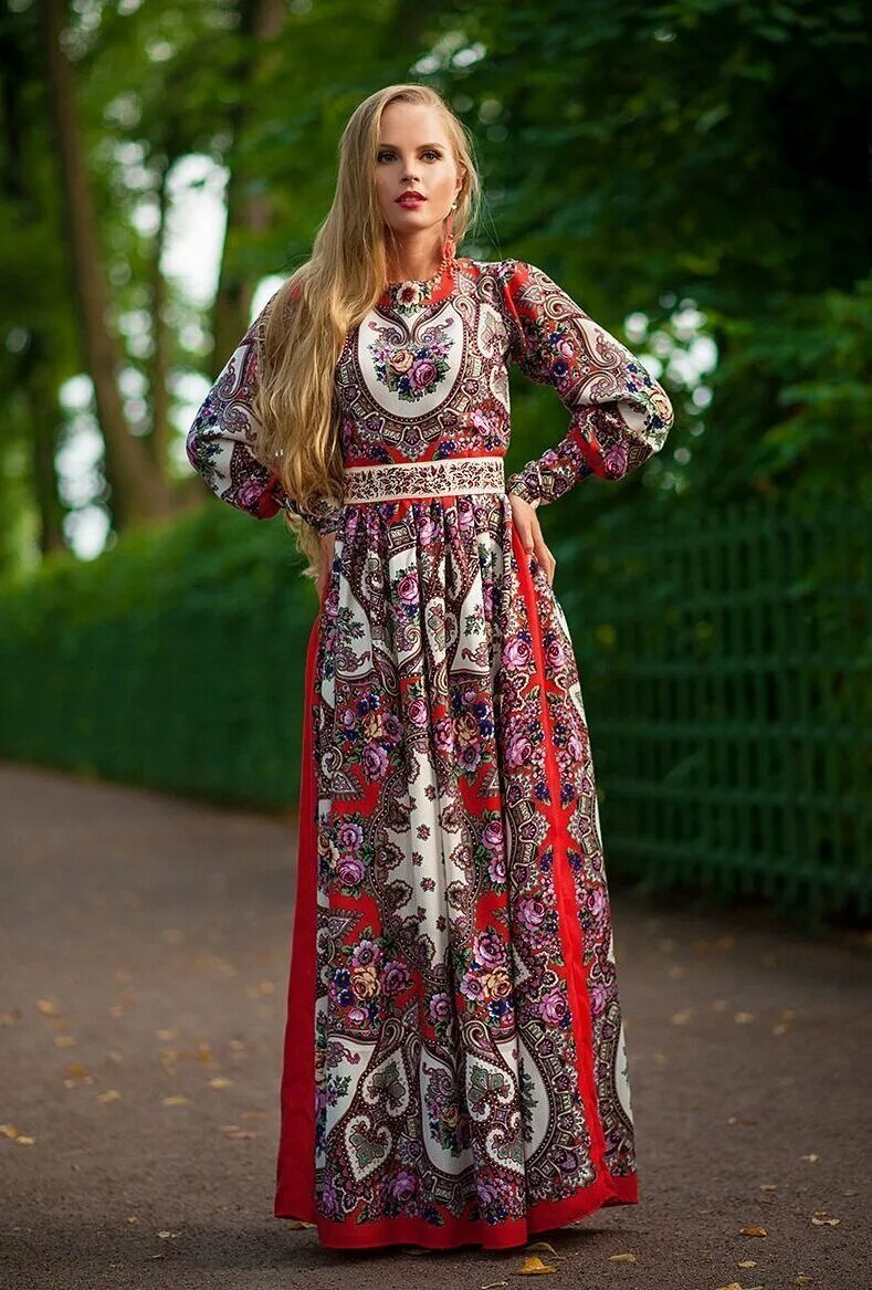 Платье в русском стиле. Русский стиль в одежде. Платье в фольклорном стиле. Русская нарлдное платье.