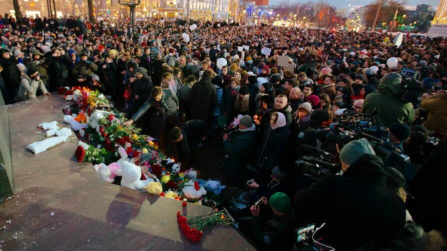 Траур по погибшим в Кемерово. Акция памяти Навального в Кемерово. Слушали музыку во время траура