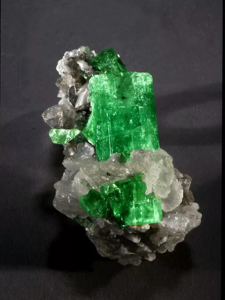 Emerald on Calcite Minerals and gemstones, Stones and crystals, Mineral stone