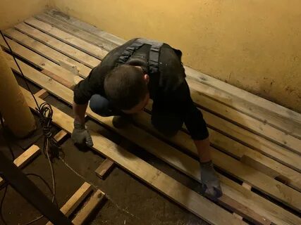 Подростки нашли дыру в своем гараже