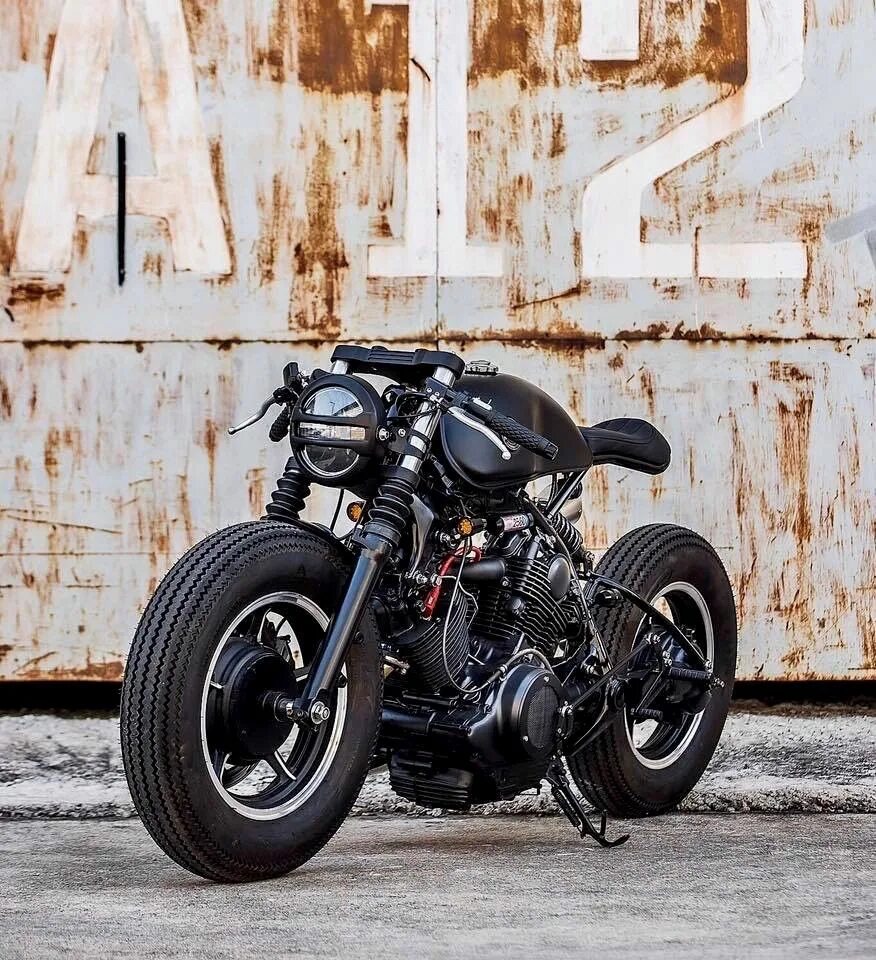Cafe racer. Мотоцикл кафе рейсер. мотоцикл урал каферейсер. yamaha cafe racer 2025. мотоцикл урал cafe racer.