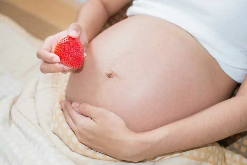Можно клубнику беременным. Фотосессия беременности с клубникой. Беременные с клубникой.