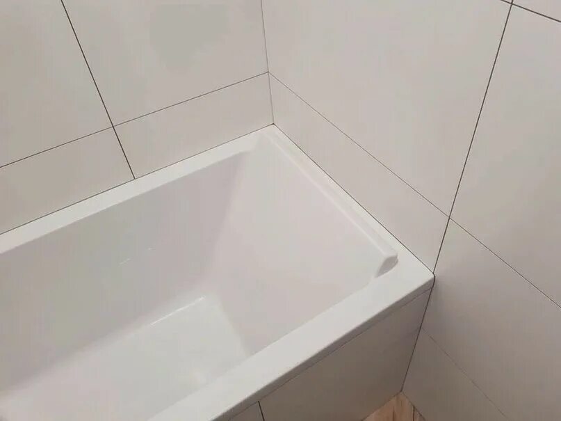 стык ванной и плитки. уголок примыкания ванны к плитке. стык между ванной и плиткой. примыкание ванны к плитке. примыкание ванны к плитке.