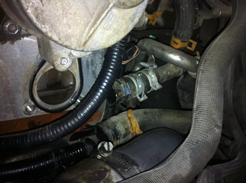 Removal, replacement, installation of thermostat Renault Logan 2004-2015 Gasolin