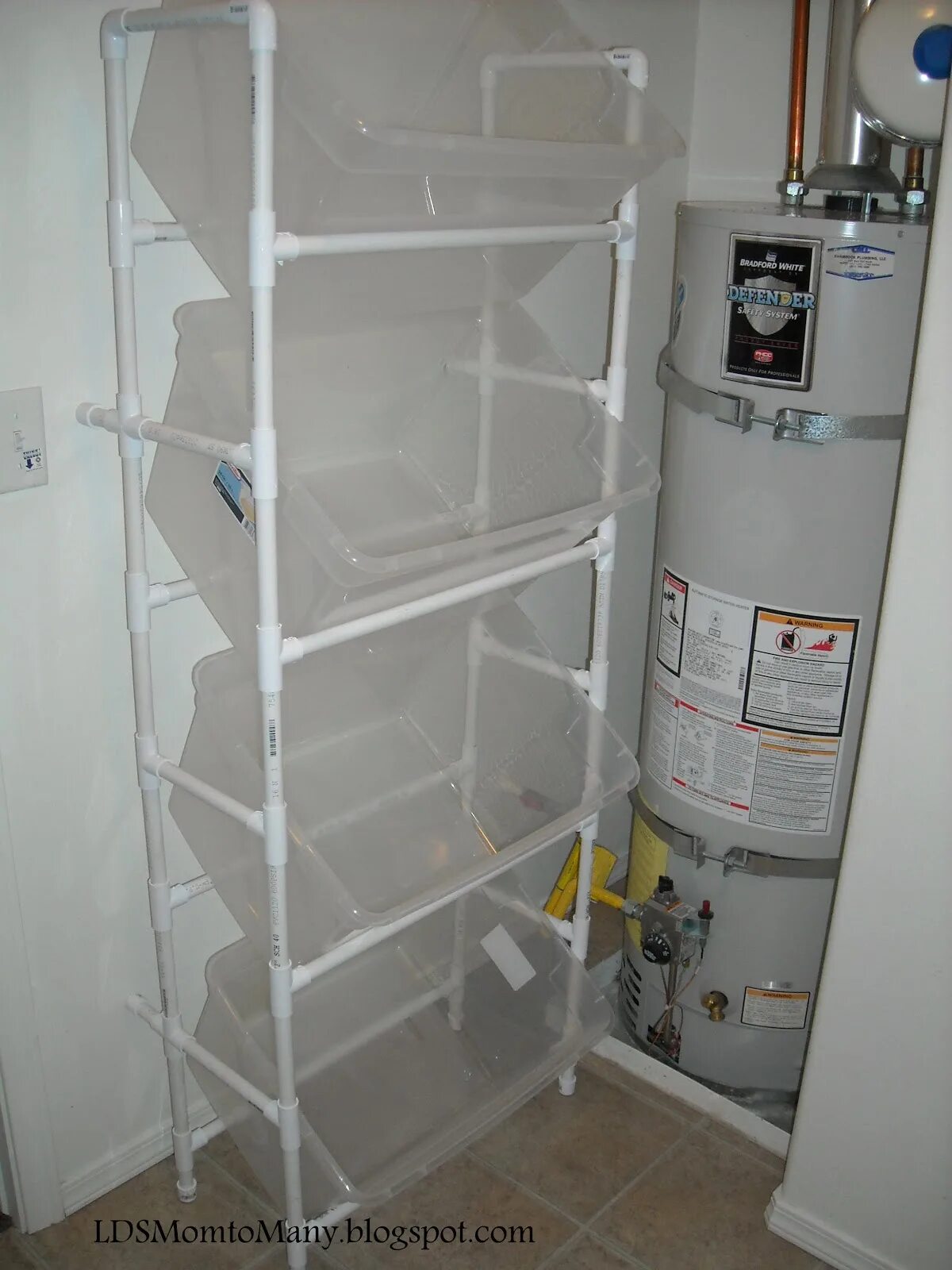 Полки из полипропиленовых труб. Стеллаж из пластиковых труб. Стеллаж из полипропиленовых труб. Стеллаж полипропилен. Стеллаж из труб пвх.