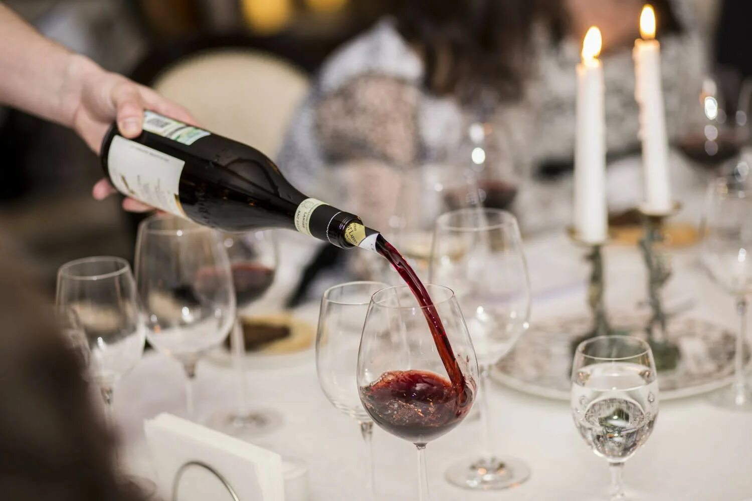 столовый и винный этикет. бокал с вином. этикет вина. подача вина в ресторане. этикет вина.