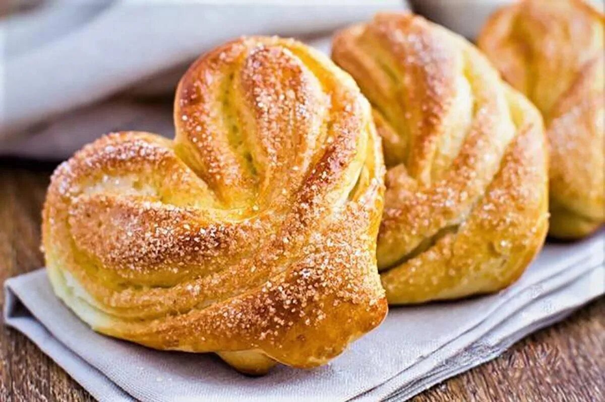 Сахарные плюшки. Сахарные плюшки из дрожжевого теста. Плюшка выпечка. Плюшка московская. Пюшки.