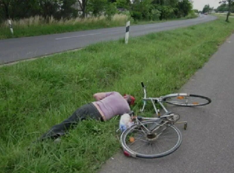 Езда нетрезвым на велосипеде. Велосипедист гибдд. Велосипедист с пивом. Гаишник на велосипеде. Пьяный велосипедист фото.