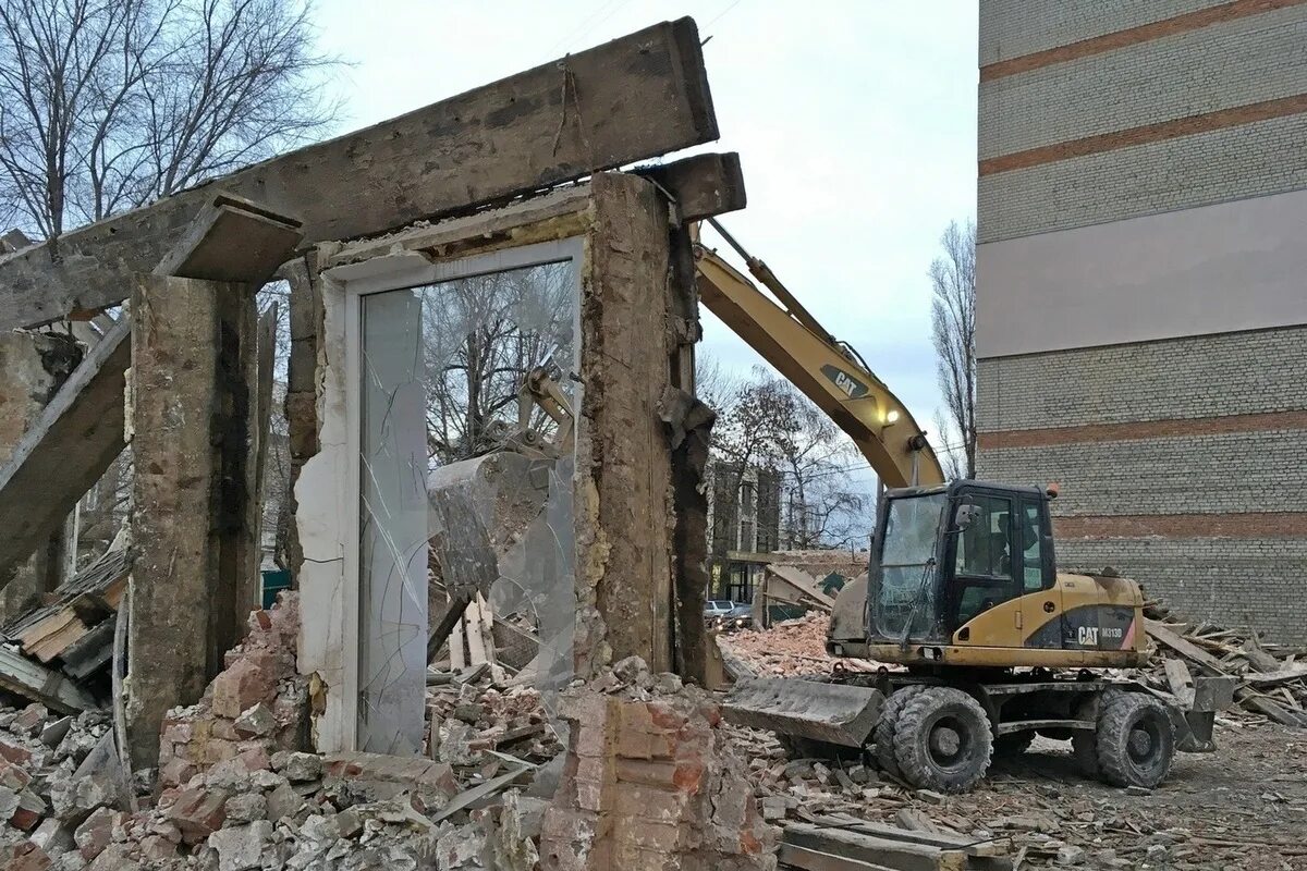 Дома под снос саратов. Снос дома. Снос панельных домов. Кран которым сносят здания. Сносят дом.