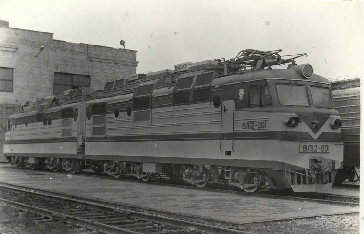 Вл12 электровоз. Вл12-001. 8g электровоз НЭВЗ. Электровоз 1973. Электровоз в 12