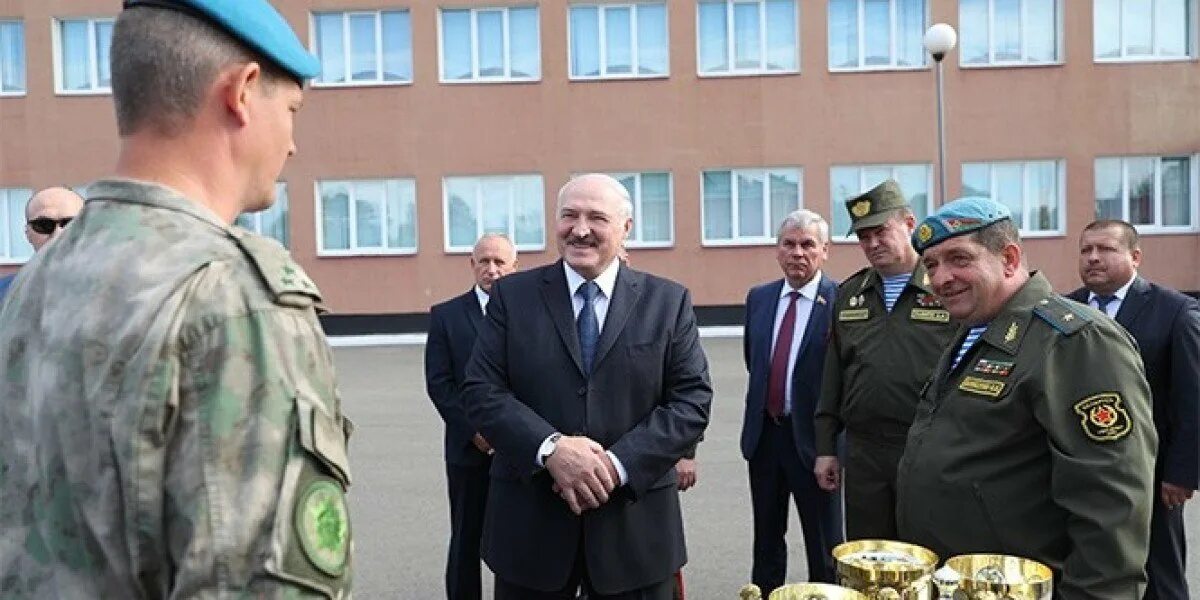 Лукашенко вводит войска. Охрана президента белоруссии. лукашенко генерал.