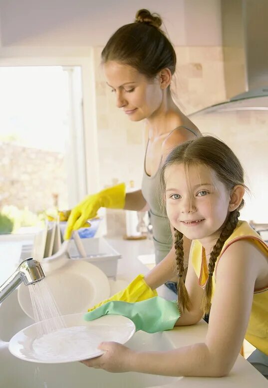 Мытье посуды. Помогать маме по дому. Уборка посуды. Ребенок помогает маме.