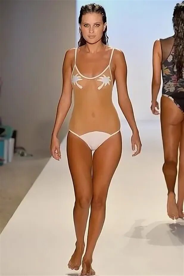 Фотомодели на подиуме в купальниках. Подиум в купальниках. Модель купальников miami swim. Показ без купальников. Показ без купальников.