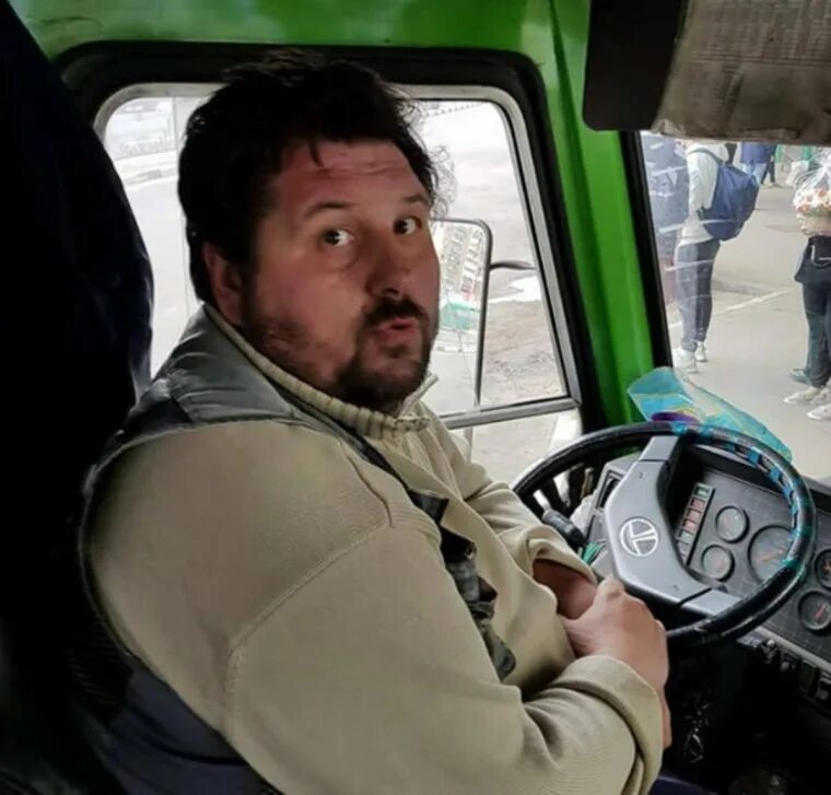Водитель автобуса сказал. Водитель за рулем автобуса. Водитель автобуса сказал. Водитель маршрутки. Водитель автобуса сказал.