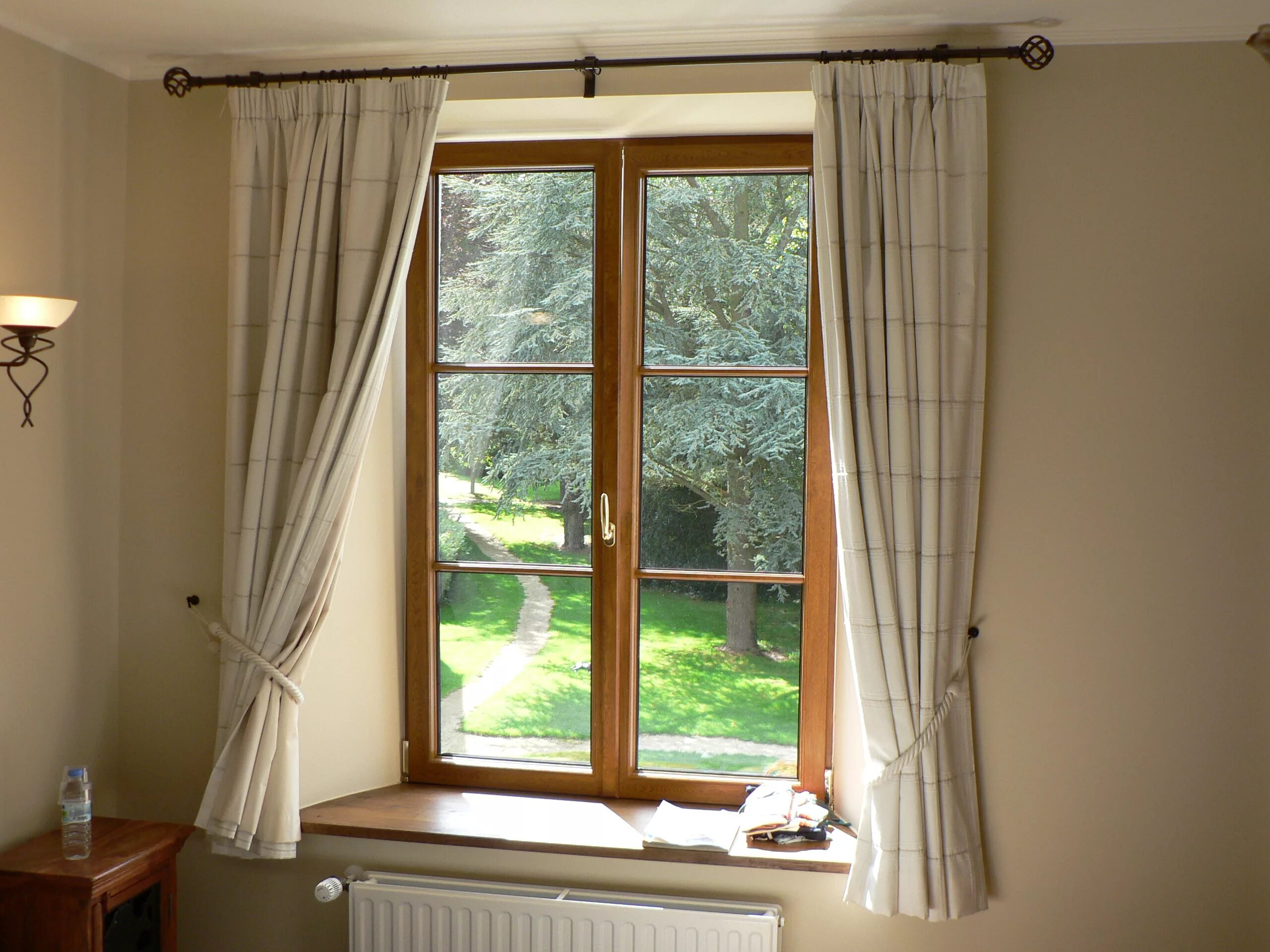 Window фото. Занавески на окна. У окна. Деревянные окна в интерьере. Карнизы для маленьких окон.