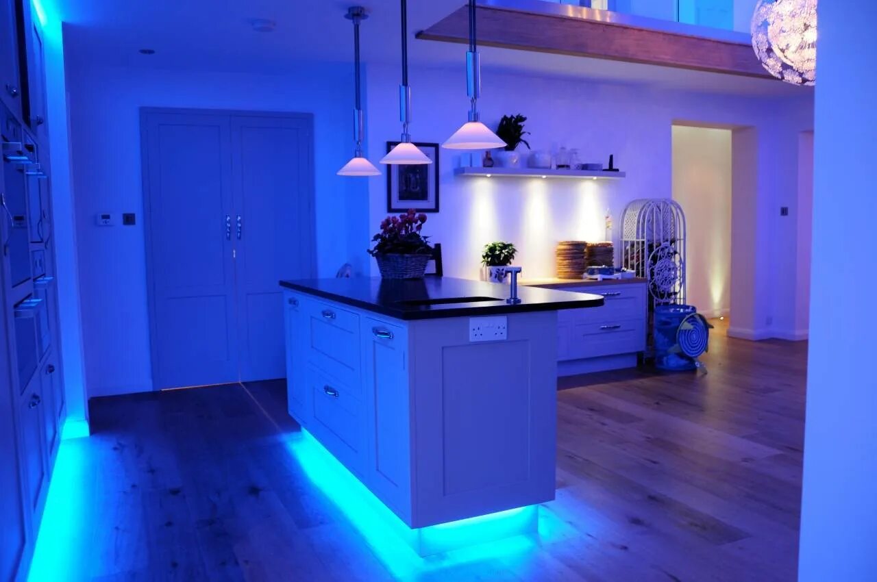 Освещение внутри емкости. Подсветка для кухни. Светодиодная подсветка в интерьере. Неоновая подсветка кухни. Светодиодные ленты в интерьере квартиры.