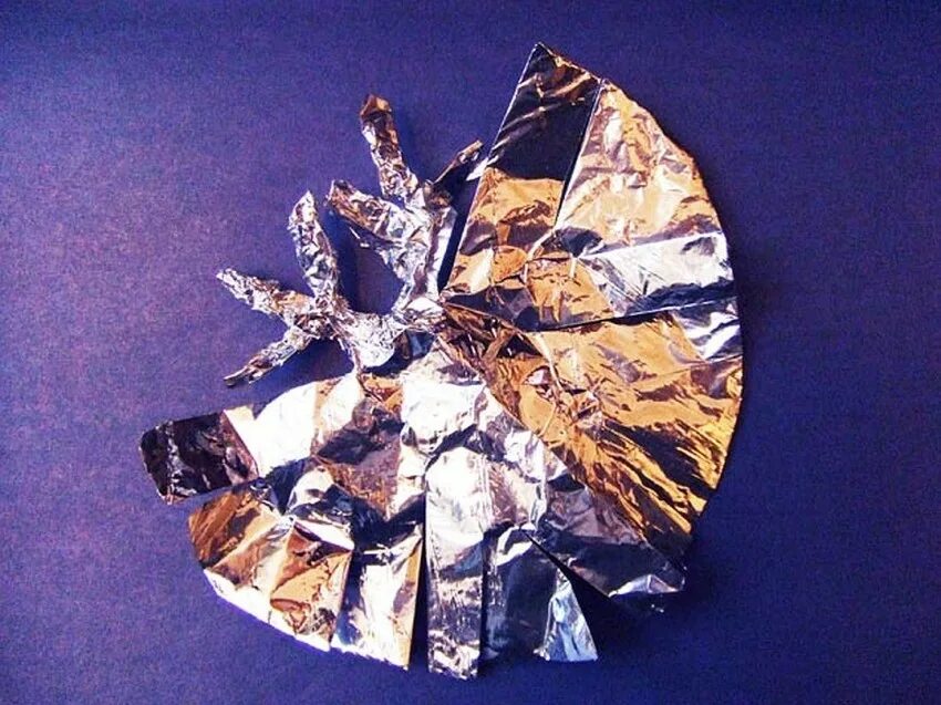 Как сделать снежинку из фольги. Фольга поделки. поделки из фольгированной бумаги. снежинка из фольги поделка. поделки с фольгой для детей.