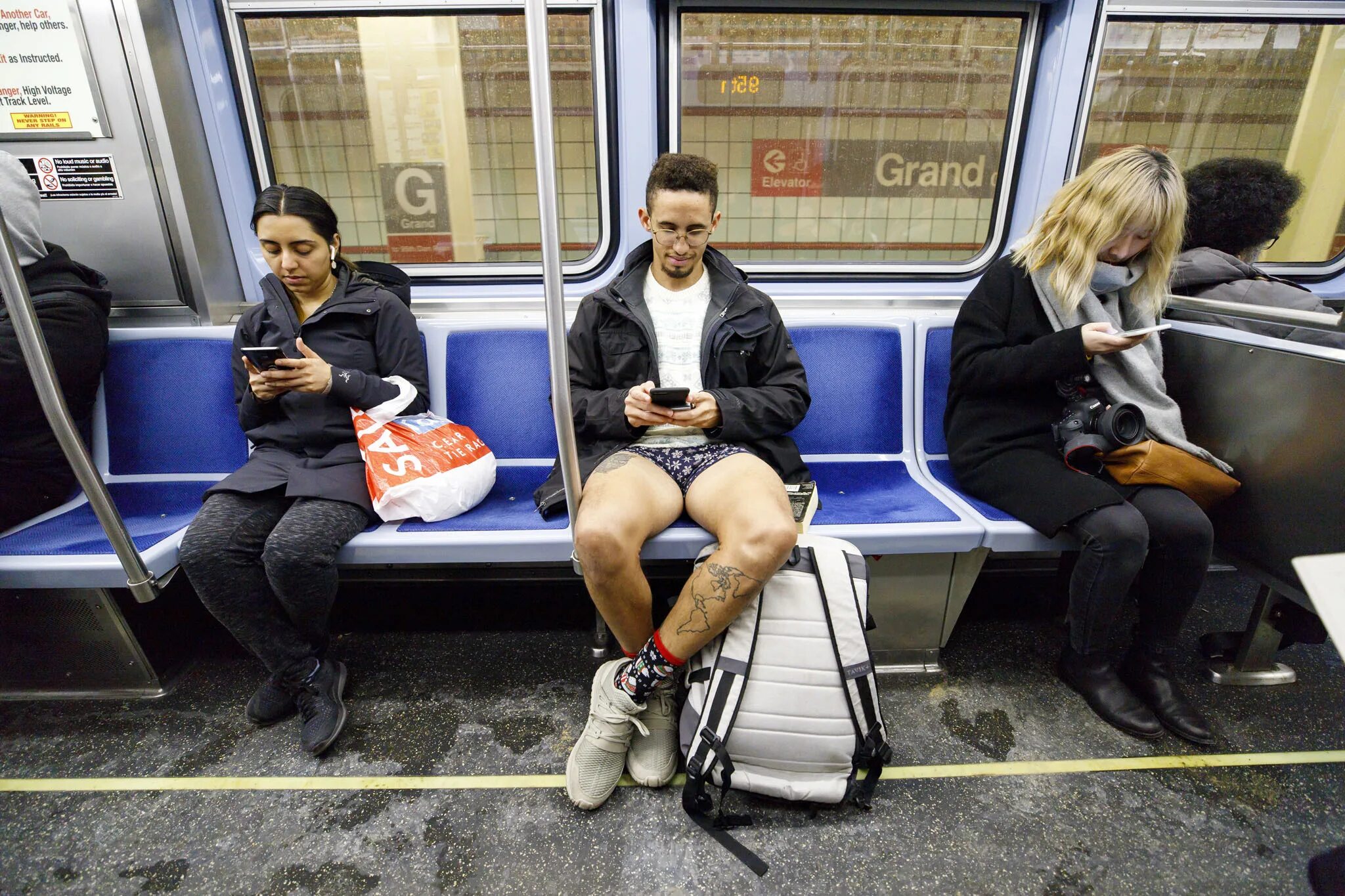 No Pants Subway Ride 2019. No Pants Subway Ride Москва. No Pants Subway Ride 2023. Парень в метро.