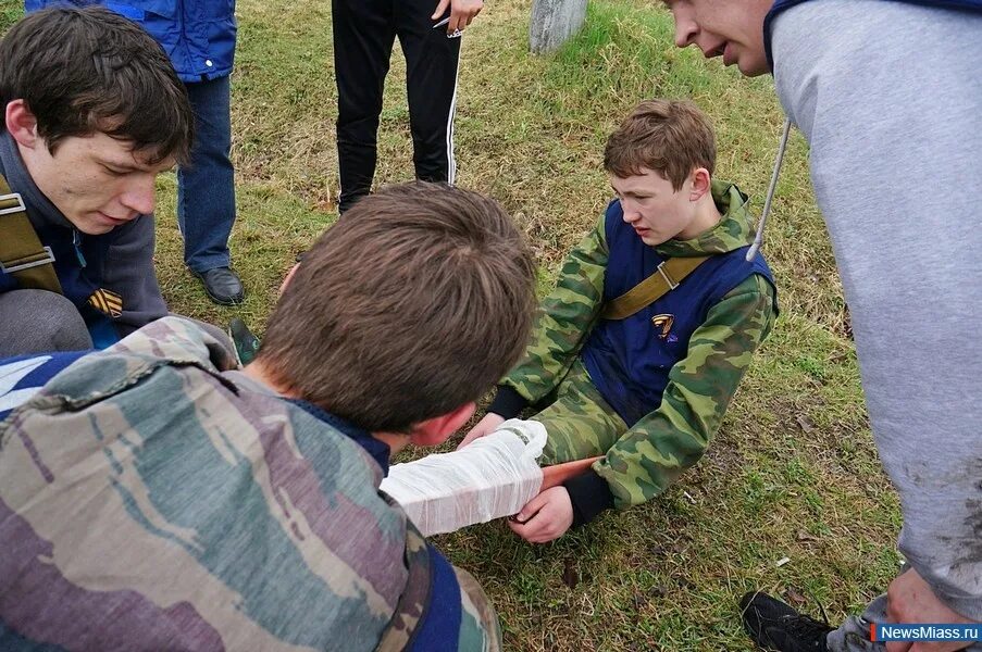 Медицинская помощь зарница. Зарница школа безопасности. Зарница Миасс. Зарница в школе осенью. Зарница переноска пострадавшего.