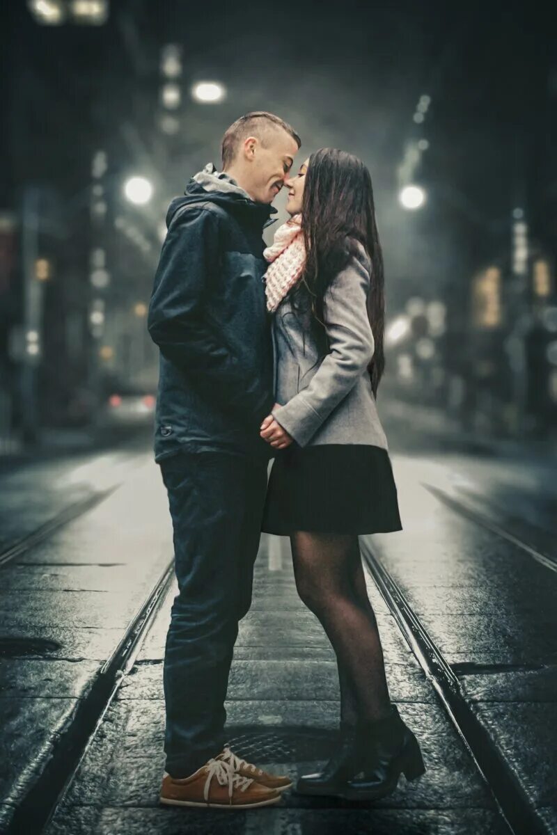 Парень целуется на улице. Поцелуй на улице. Любовь на улице. Парень и девушка на улице. Влюбленные на улице.