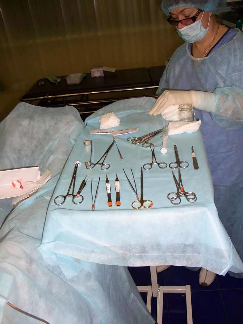 Малый операционный стол накрытие. Накрывание стерильного инструментального стола. Стерильный операционный стол. Хирургия стерильный стол. Стерильность стерильного стола