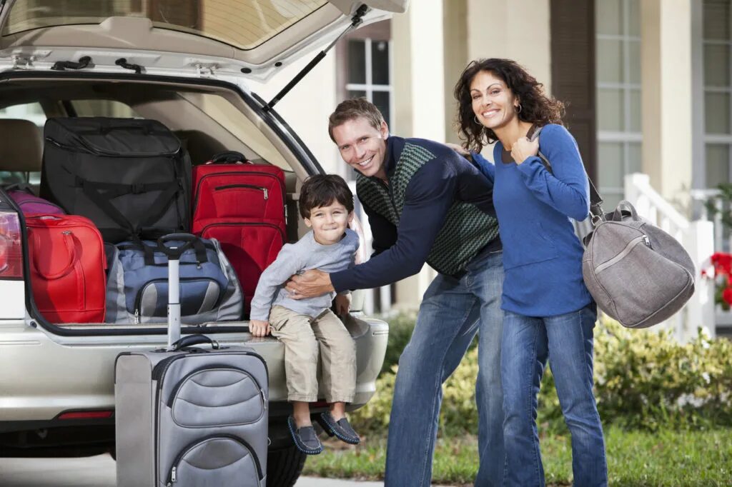 Go away on holiday. Семейный автомобиль. Путешествие с семьей. Машина для путешествий семьей. Семья путешествует.